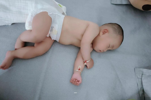 杭州宝宝胳膊上起红疙瘩